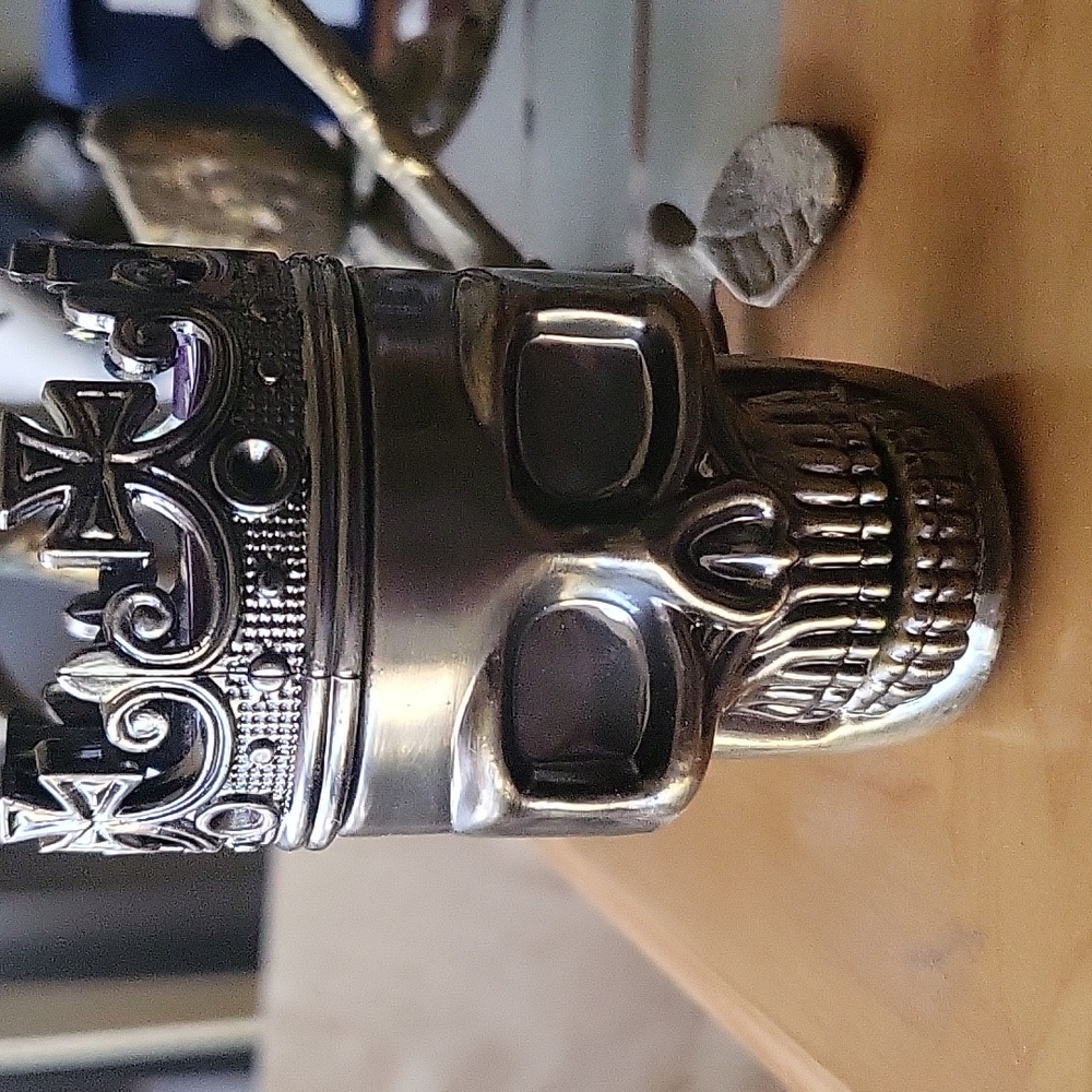 Cool skull grinder